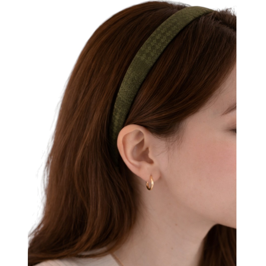ChatGPT Image 15 apr 2026, 18_57_05 Vintage Groove Handmade - Cerchietto verde militare - 100% seta