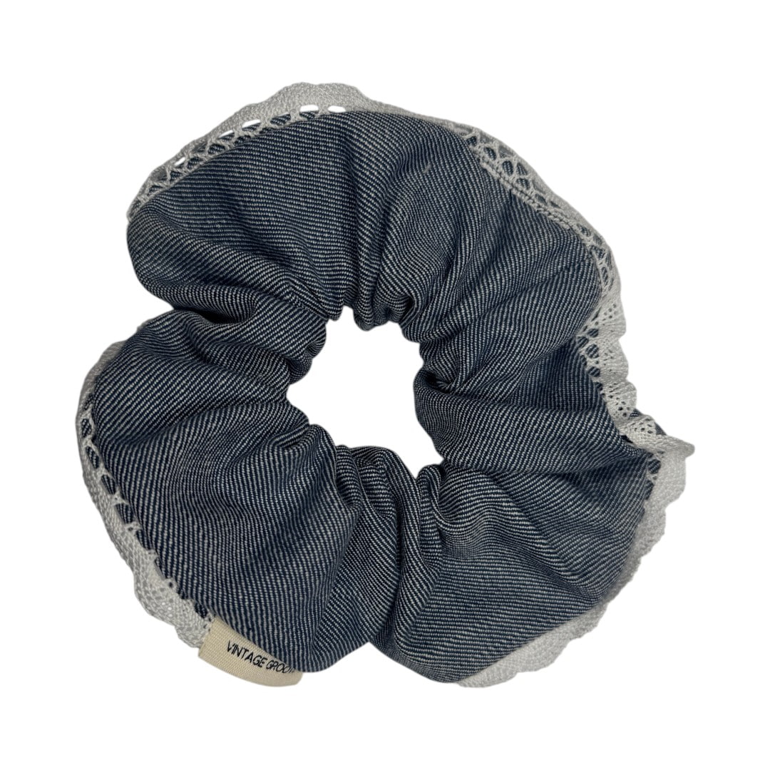 scrunchie chiaro pizzo grande (2) Vintage Groove Handmade - Scrunchie in denim chiaro con pizzo - grande
