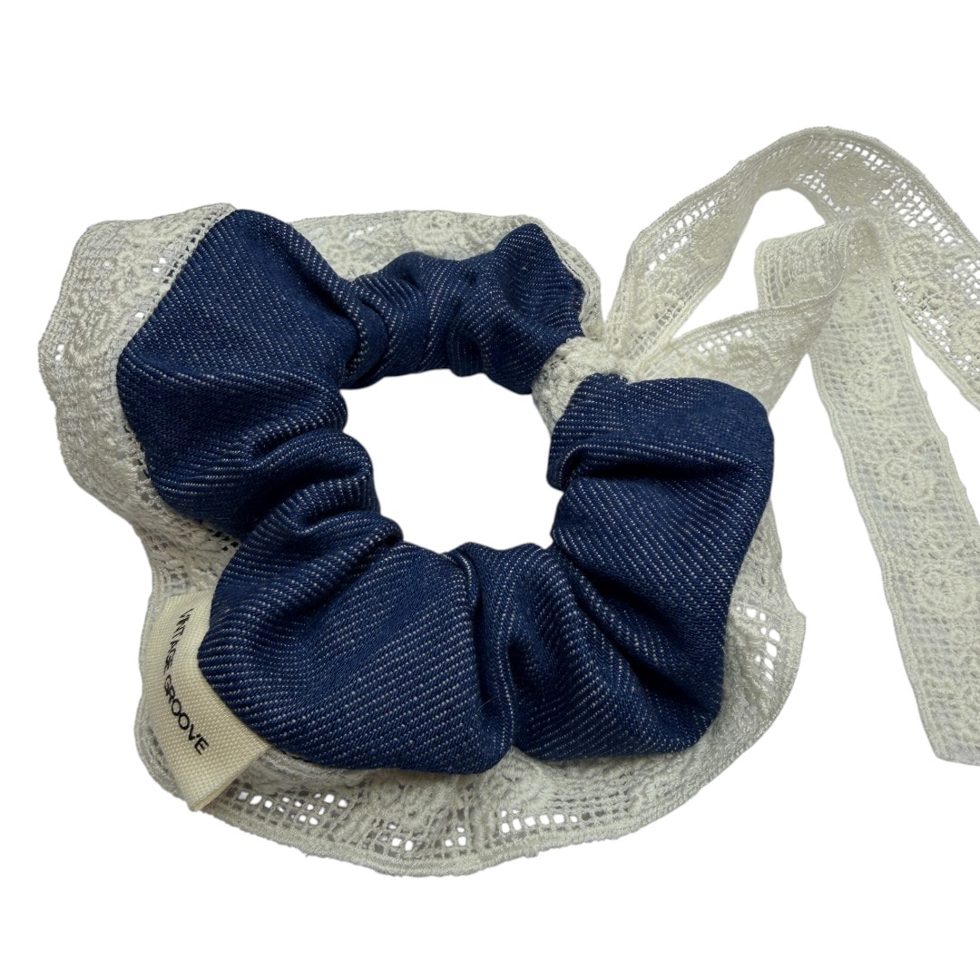 scrunchie scuro laccetto (1) Vintage Groove Handmade - Scrunchie in denim scuro - con laccetto in pizzo