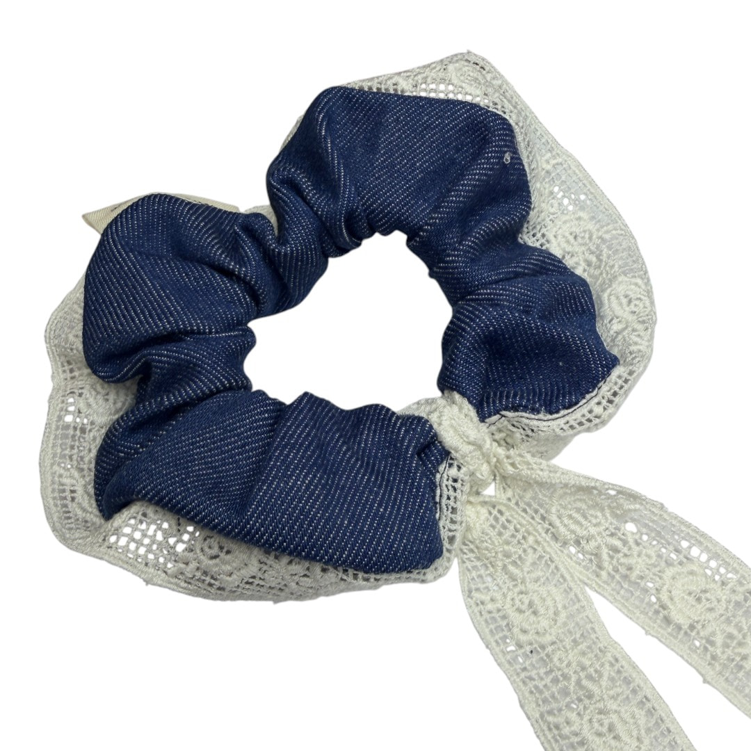 scrunchie scuro laccetto (3) Vintage Groove Handmade - Scrunchie in denim scuro - con laccetto in pizzo