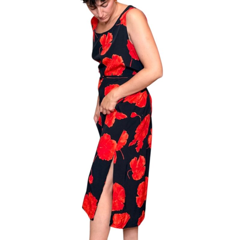 Abito vintage nero con fiori rossi