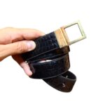 Cintura in vera pelle nera con dettaglio oro